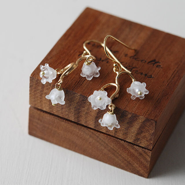 スズラン ワイヤーピアス / Michael Michaud