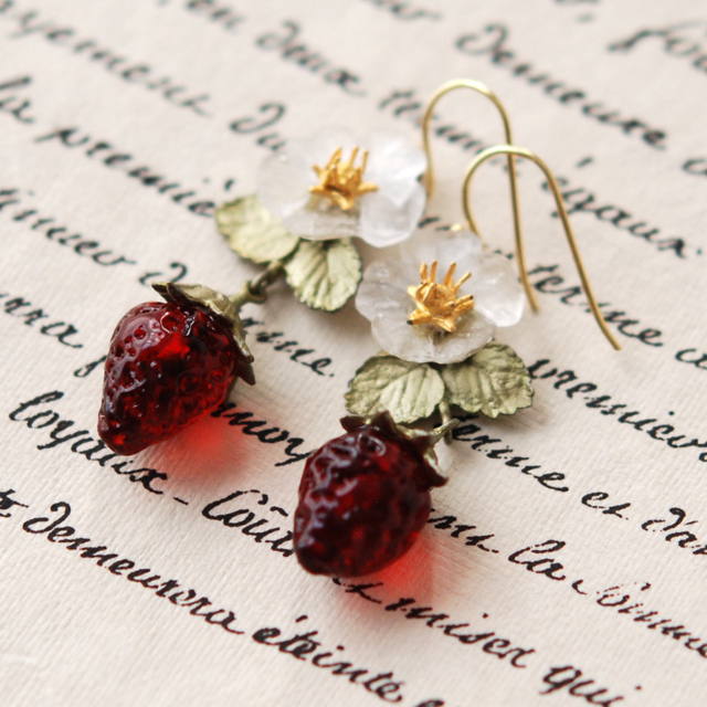 ストロベリー フラワードロップ ワイヤーピアス / Michael Michaud