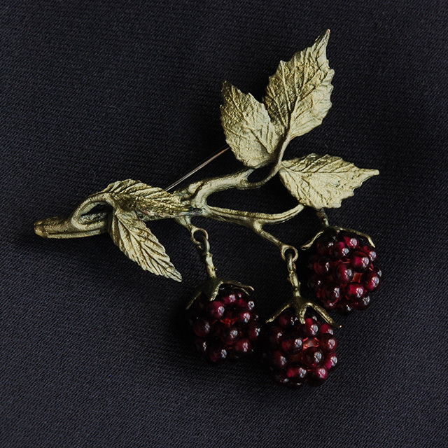 ラズベリー ブローチ / Michael Michaud