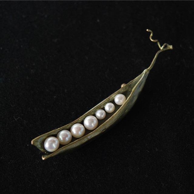 エンドウ　ブローチ（7パール）   / Michael Michaud