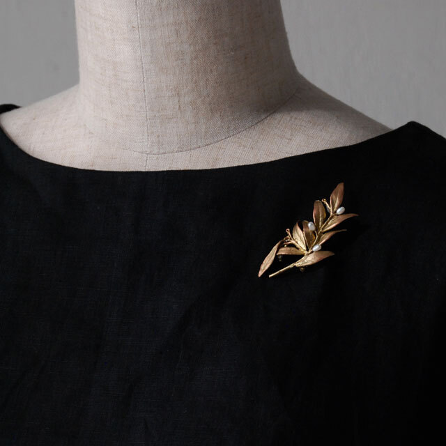 タペストリー ブローチ / Michael Michaud