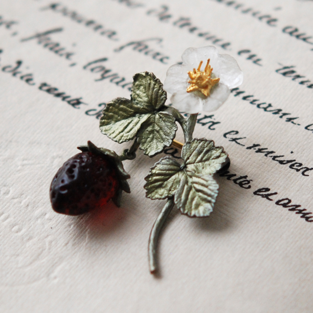 ストロベリー ブローチ / Michael Michaud