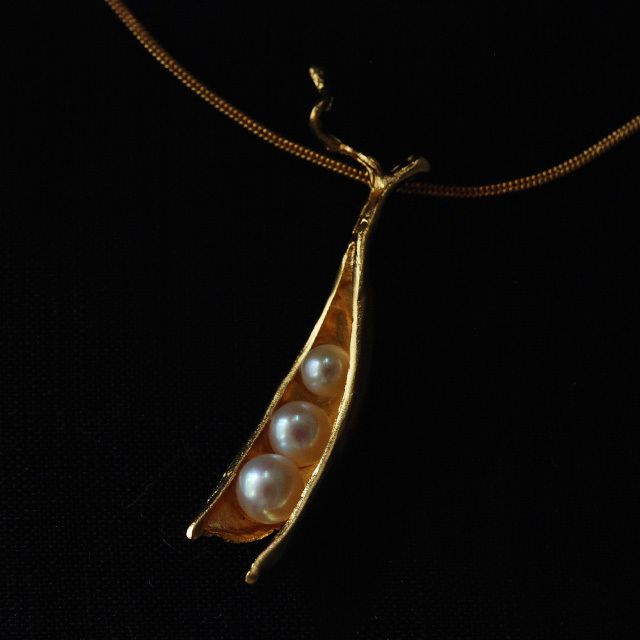 エンドウ　３パールペンダント　ゴールドメッキ / Michael Michaud